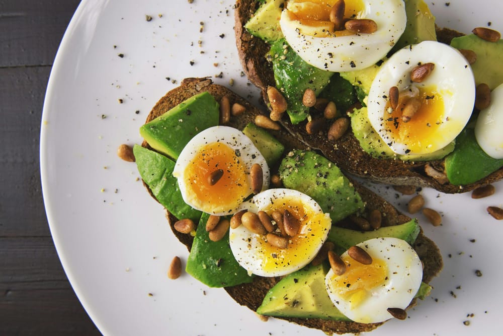 Plato de tostadas con aguacate